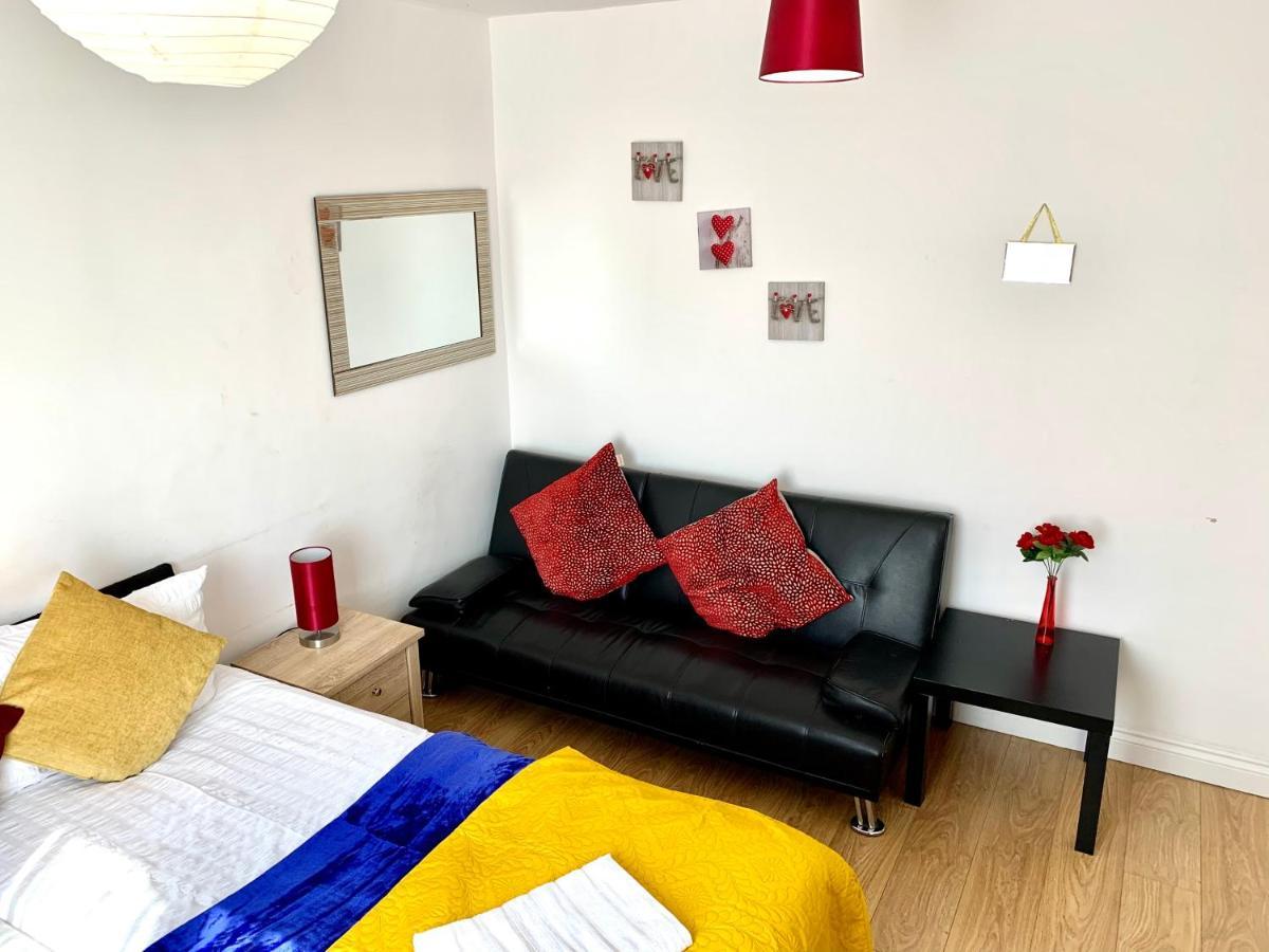 Studio Apartment, Private Bathroom And Parking Ілфорд Екстер'єр фото