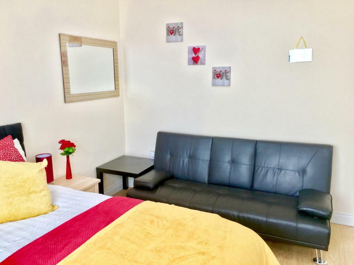 Studio Apartment, Private Bathroom And Parking Ілфорд Екстер'єр фото